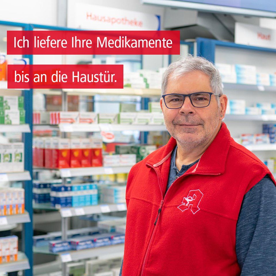 Ein Mann mit Brille und roter Weste steht in einer Apotheke.