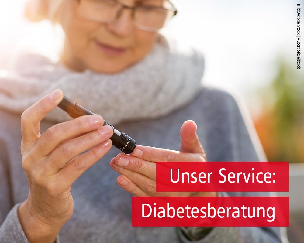 Eine Frau misst ihren Blutzucker. Text: Unser Service - Diabetesberatung