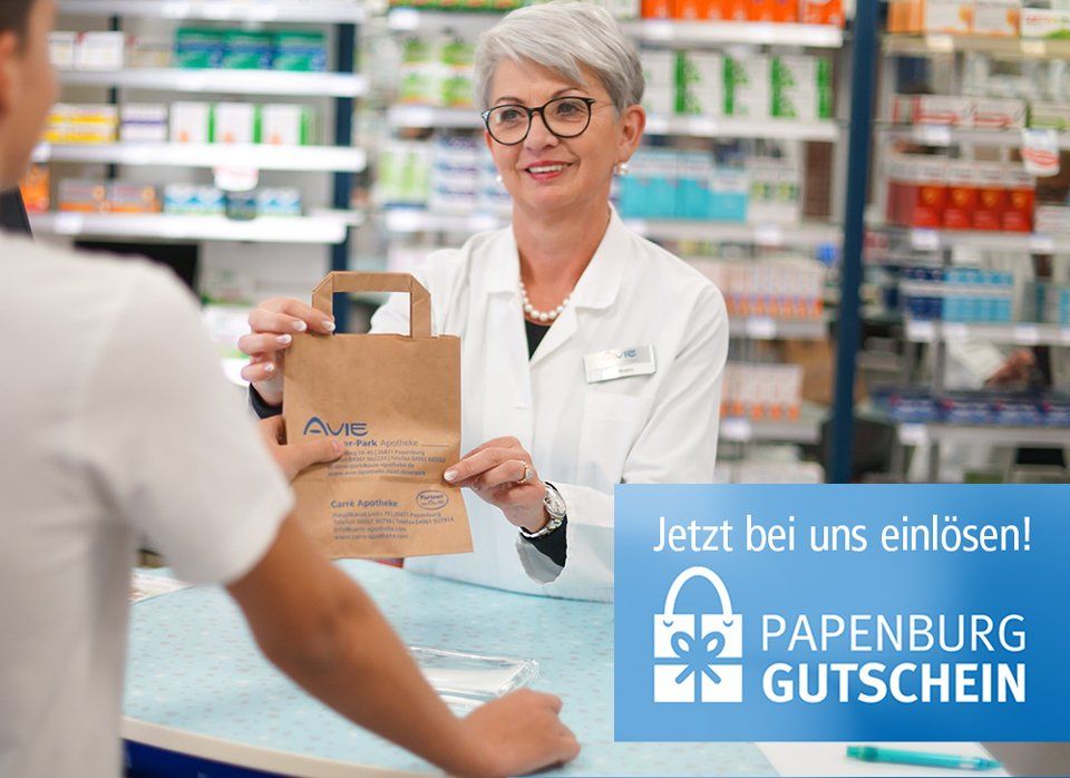 Eine Frau gibt einem Mann in einer Apotheke eine Papiertüte