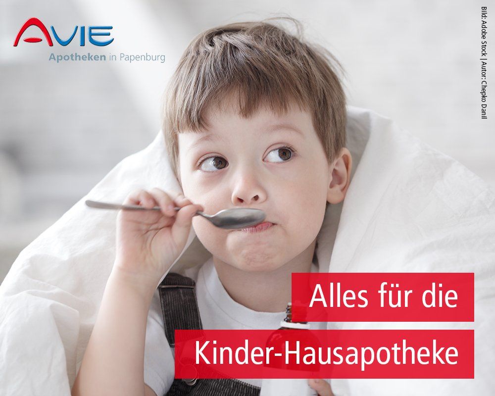Ein kleiner Junge hält einen Löffel im Mund, darunter steht „Alles für die Kinder-Hausapotheke“