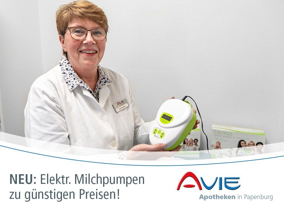 Eine Frau im Laborkittel hält ein Gerät in der Hand.