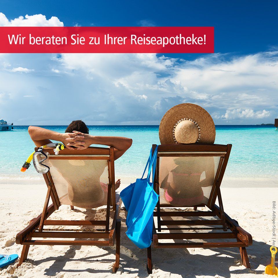 Ein Mann und eine Frau sitzen in Strandkörben am Strand
