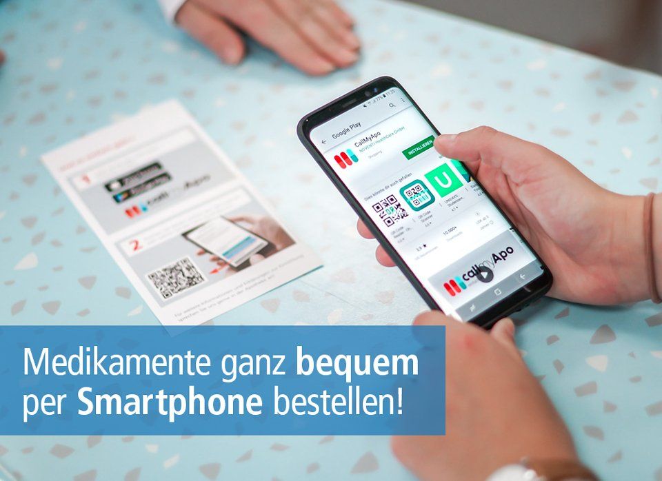 Eine Person hält ein Mobiltelefon in der Hand.