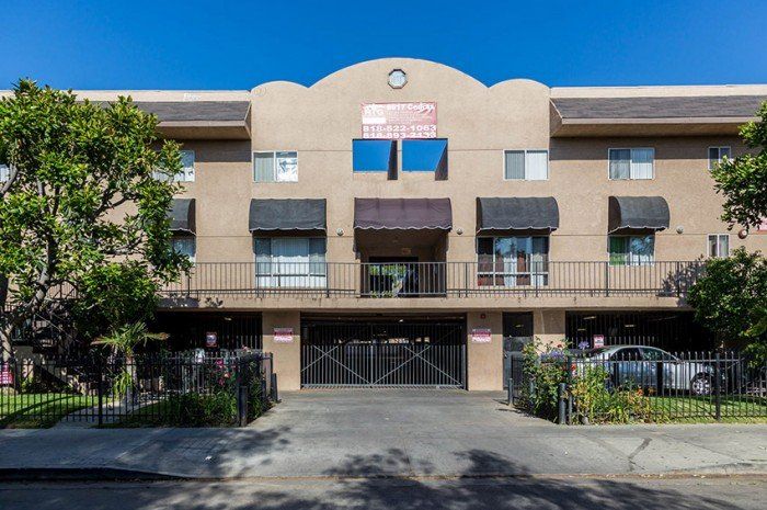 8917 Cedros front