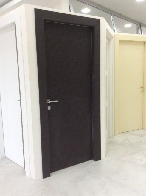 Porta scura con maniglia argentata