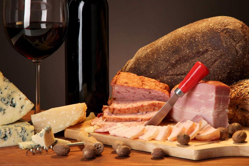 salumi noci e pane su tagliere