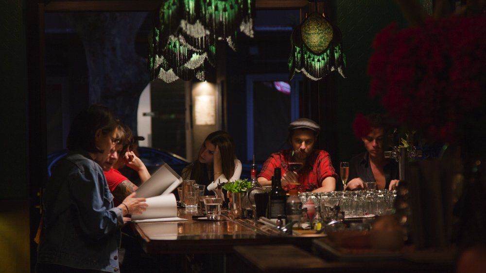 A group of people are sitting at a table in a restaurant.