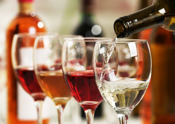 calici di vino di quattro colori diversi