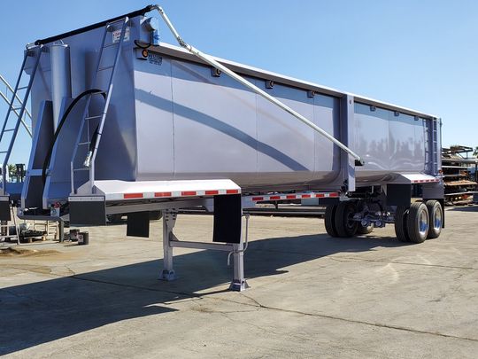 Trailers — Sapphire Blue Semi Truck in Yuma, AZ Trailers — Sapphire Blue Semi Truck in Yuma, AZ