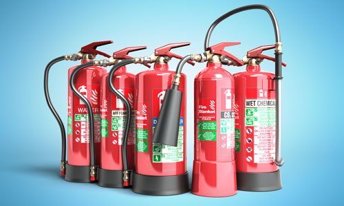 Cinco extintores rojos sobre un fondo azul degradado.
