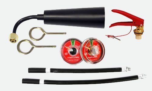 Partes de un extintor: boquilla, gatillo, dos rollos de cable y mangueras.