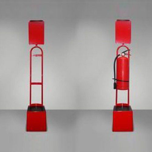 Dos soportes rojos para extintores; uno vacío, otro con un extintor.