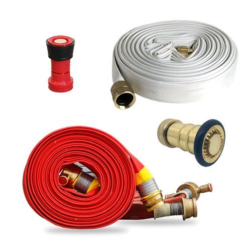 Mangueras contra incendios, boquillas y accesorios; dos enrolladas, una roja y una blanca.