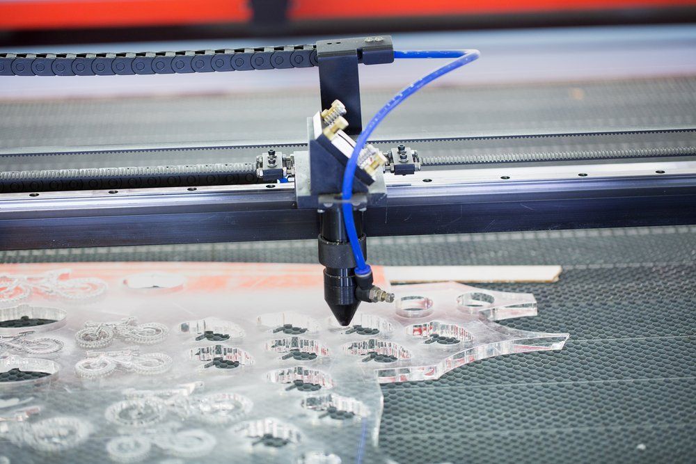 MACHINE FOR CUTTING PLASTIC MATERIAL