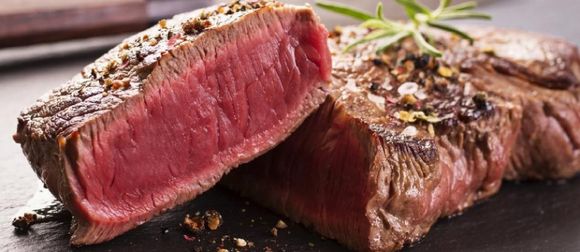 Bistecca di carne cotta al sangue