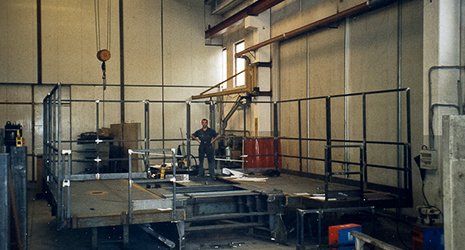 Un operaio sopra a una postazione di lavoro sopraelevata in ferro Un operaio sopra a una postazione di lavoro sopraelevata in ferro a PIacenza
