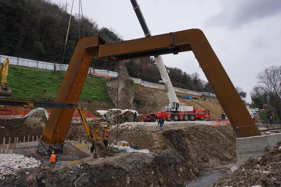 mezzi per il trasporto e il carico di merci e materiali fuori misura