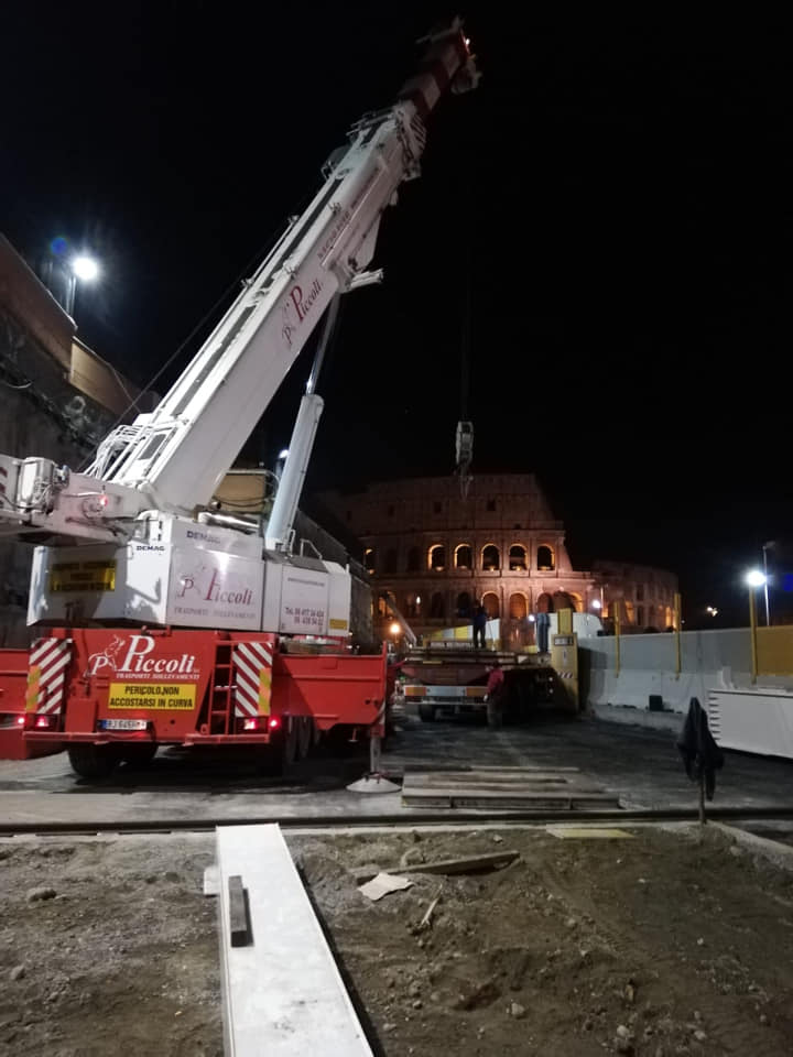 mezzo per lo spostamento e il sollevamento di merci particolari