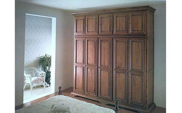 Armadio in legno di arte povera