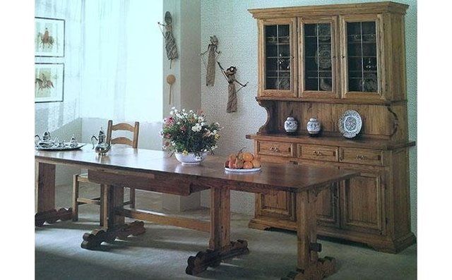 Sala con tavolo in legno massello
