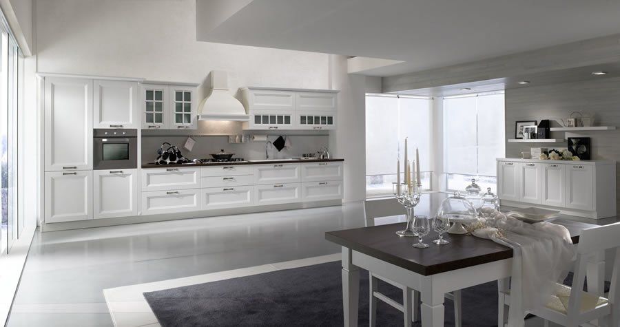 Cucina con pavimento in marmo