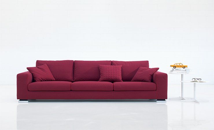 Divano di colore rosso