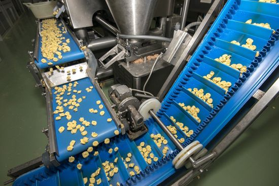 pasta su nastro trasportatore food
