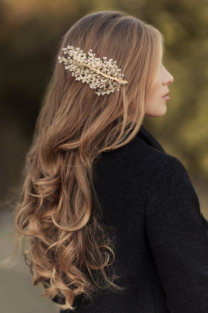 Eine Frau mit langen Haaren trägt eine Haarspange im Haar.