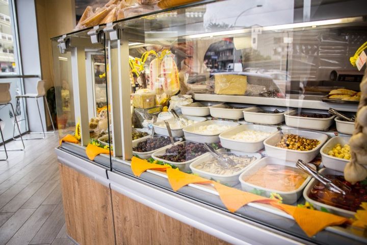 vetrina con prodotti di gastronomia