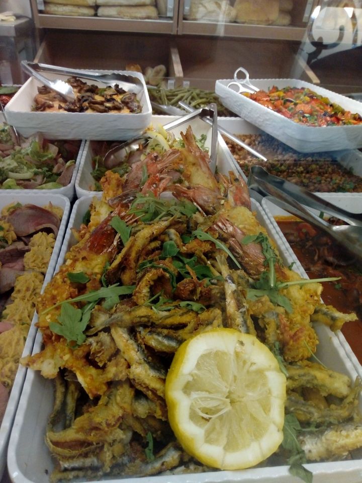 frittura di pesce in vetrina di gastronomia