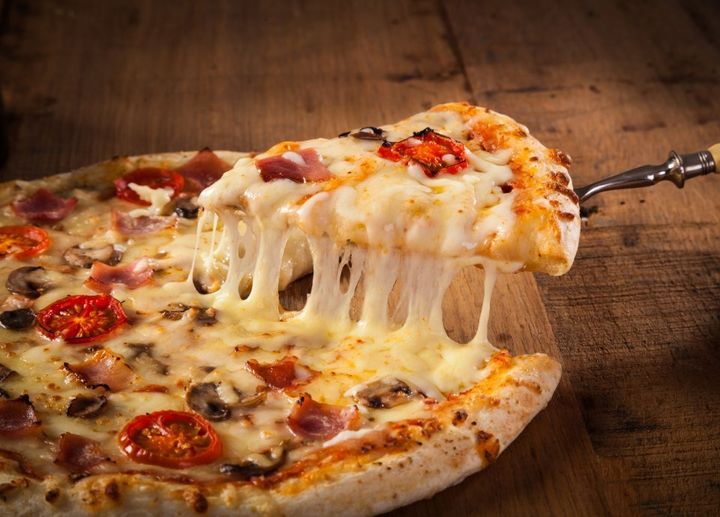 pizza con salsiccia, funghi e pomodorini