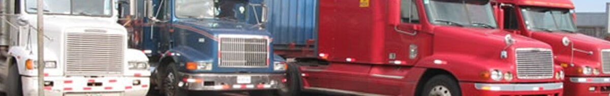 Transportes Veloz camiones estacionados