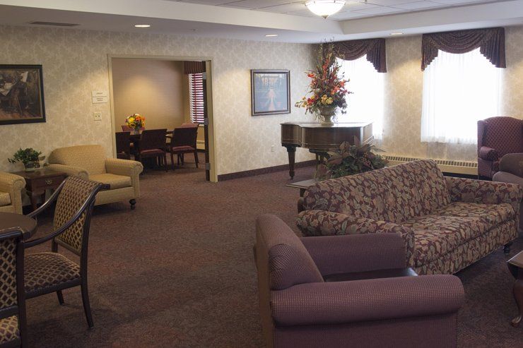 assisted living community with living room area in williamsville ny 