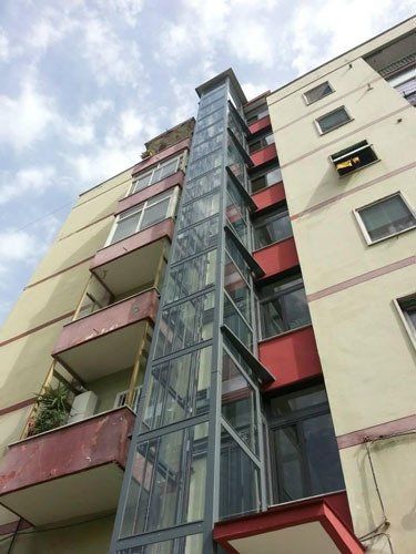 Palazzo con vano ascensore