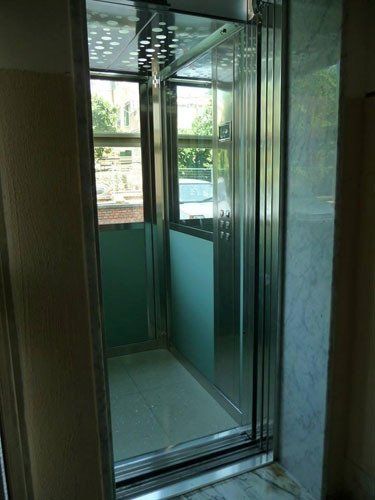 Interno ascensore via Manin