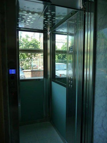 Interno elevatore via Manin
