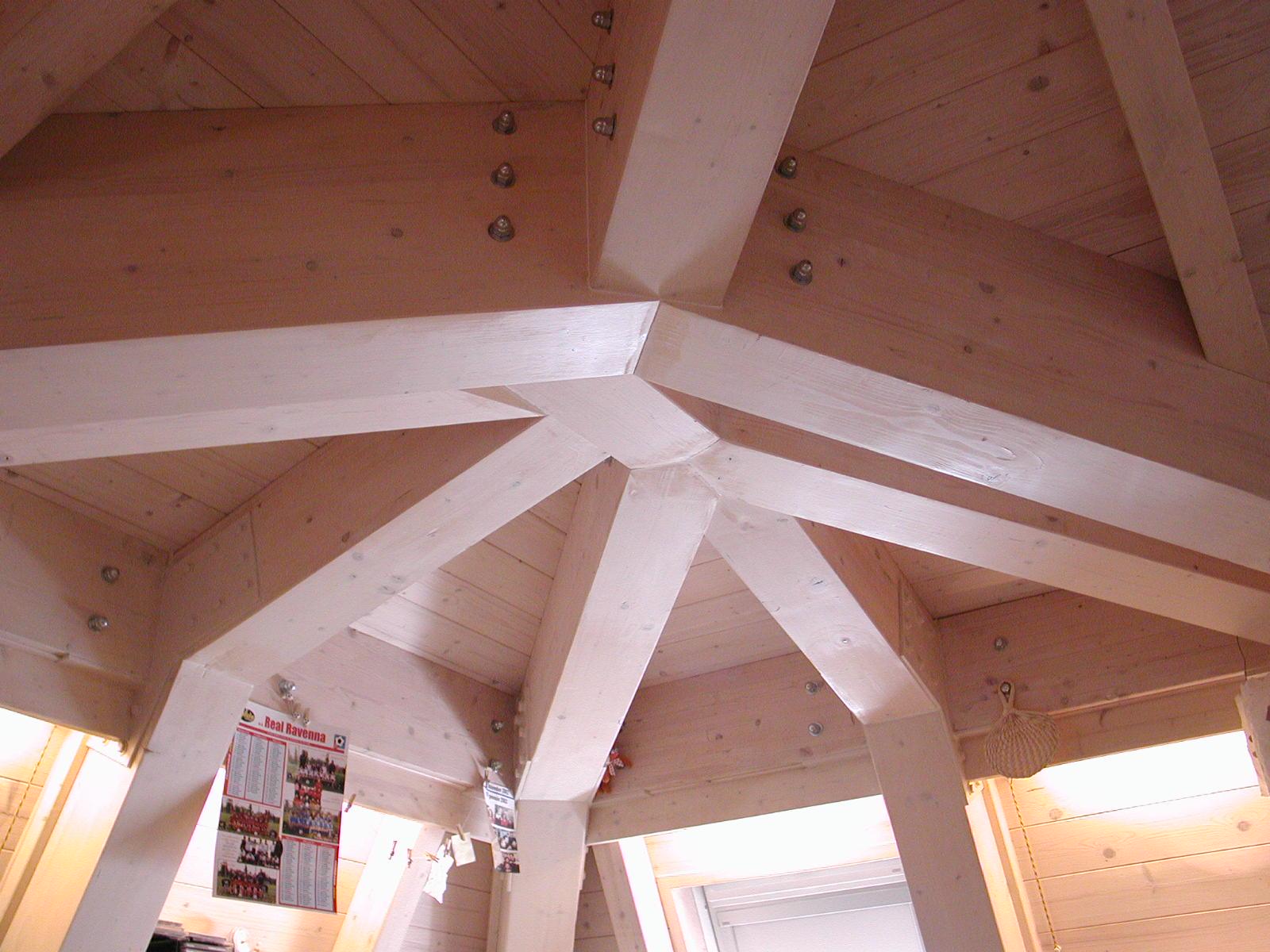 Un soffitto di legno con un poster appeso