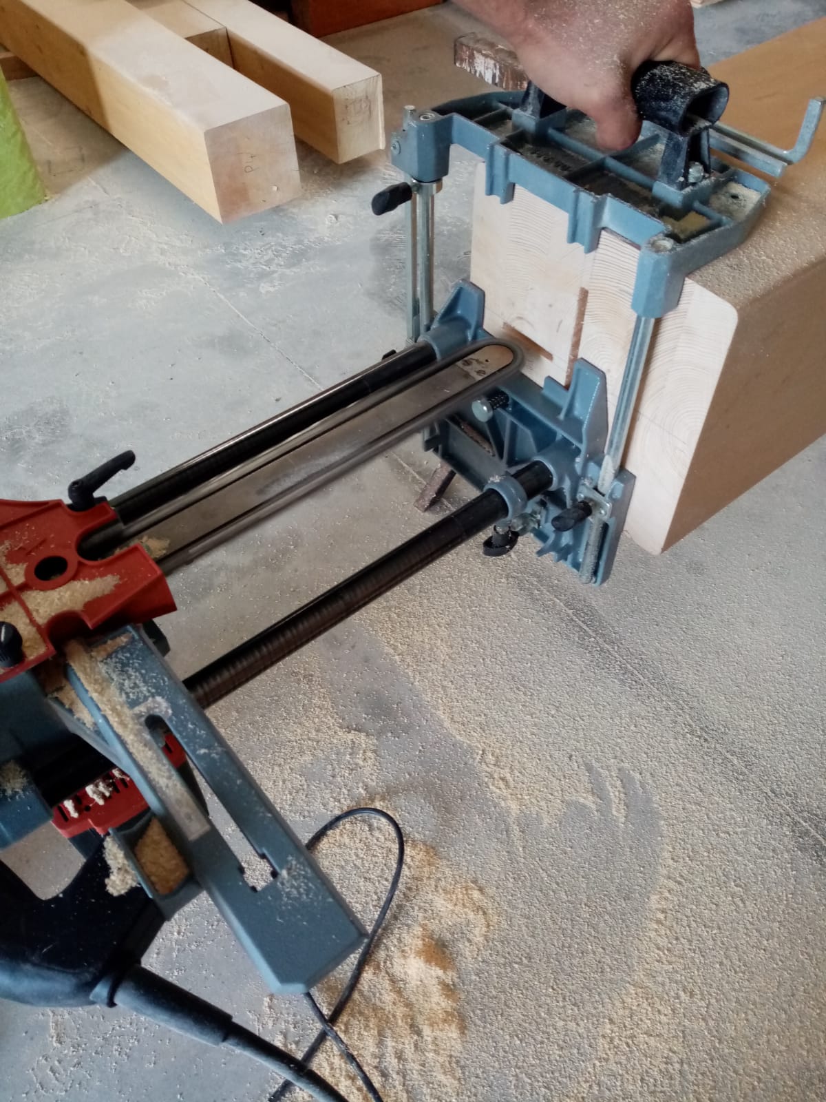 Una persona sta usando una macchina per tagliare un pezzo di legno