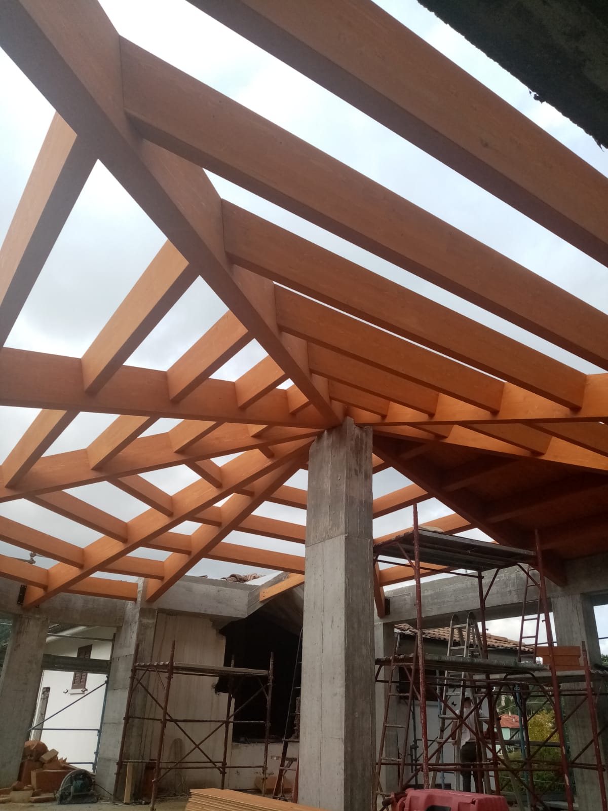 Un edificio in costruzione con travi di legno e impalcature