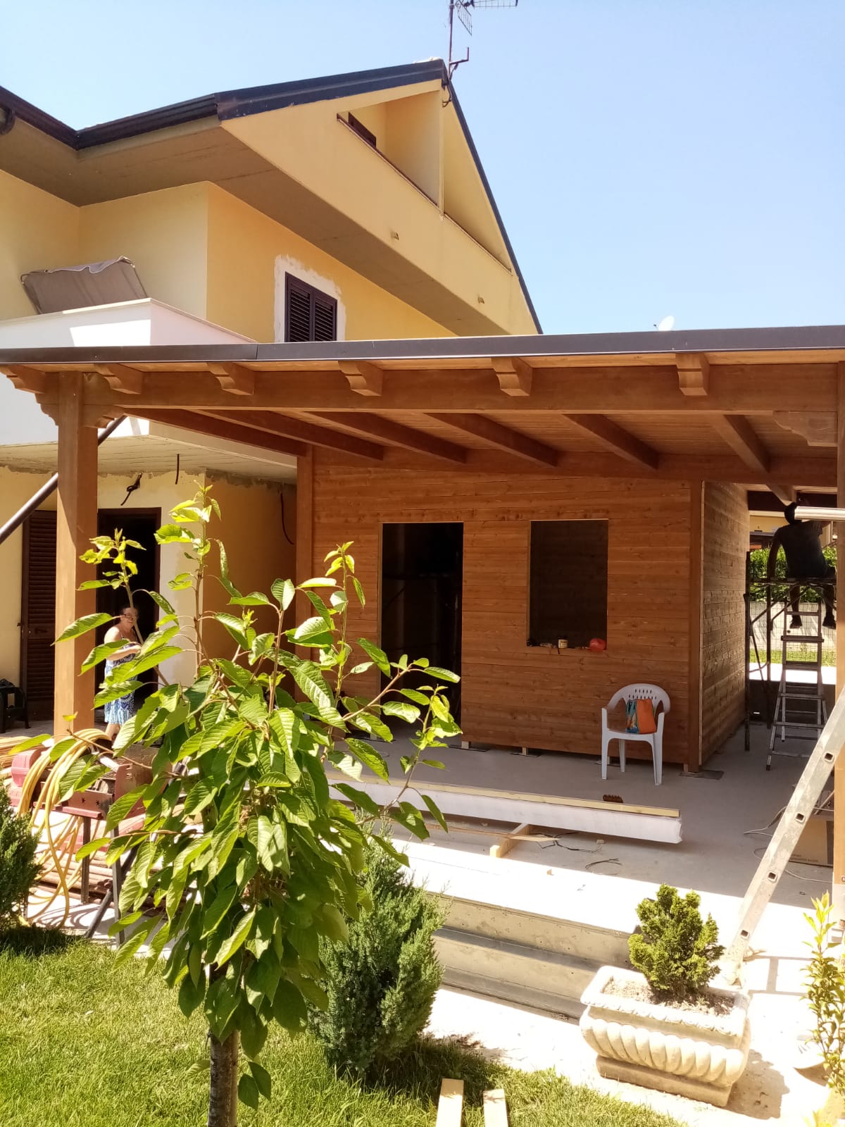 Una casa con un portico di legno davanti
