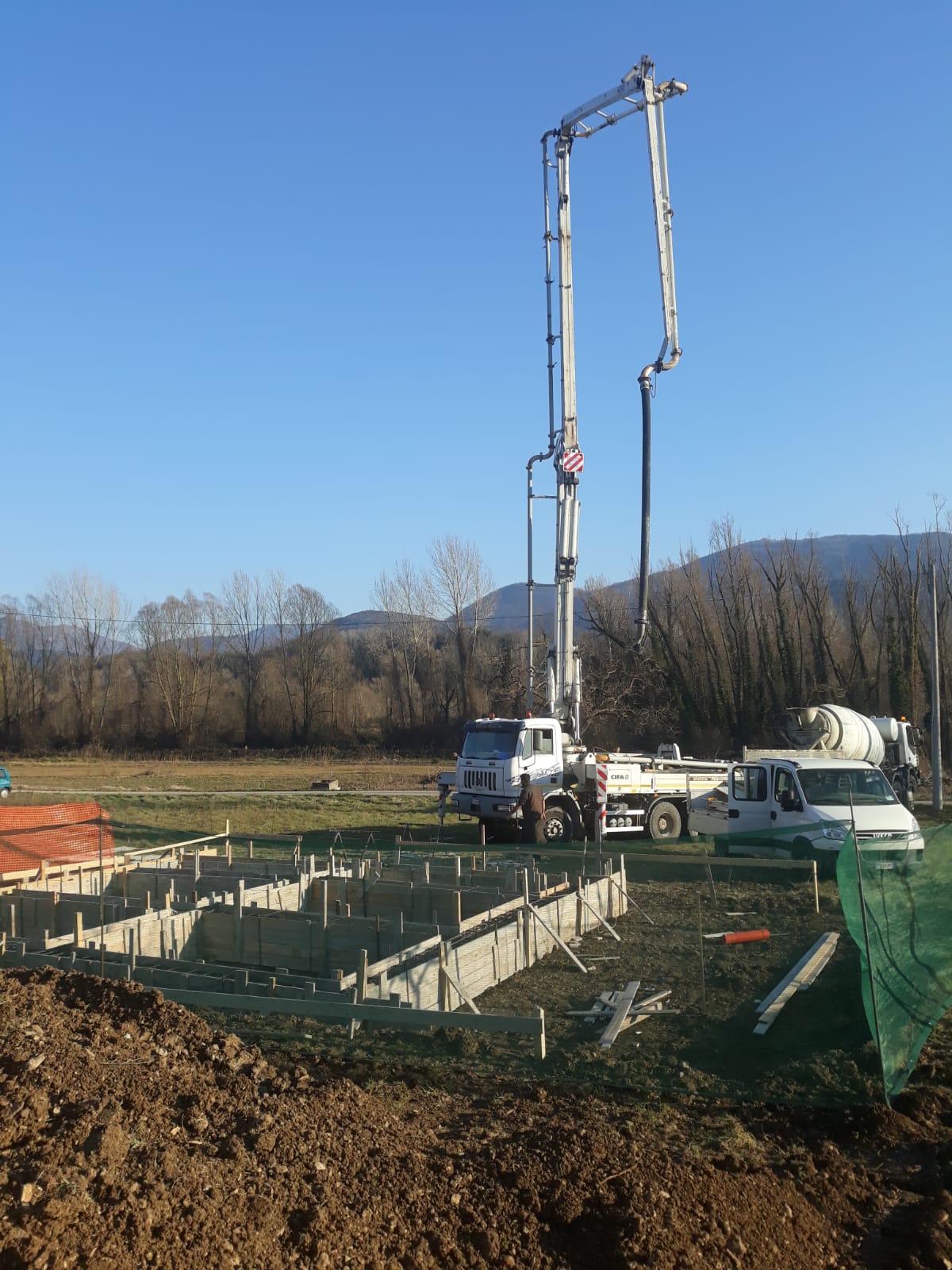 Una pompa per calcestruzzo viene utilizzata in un cantiere edile