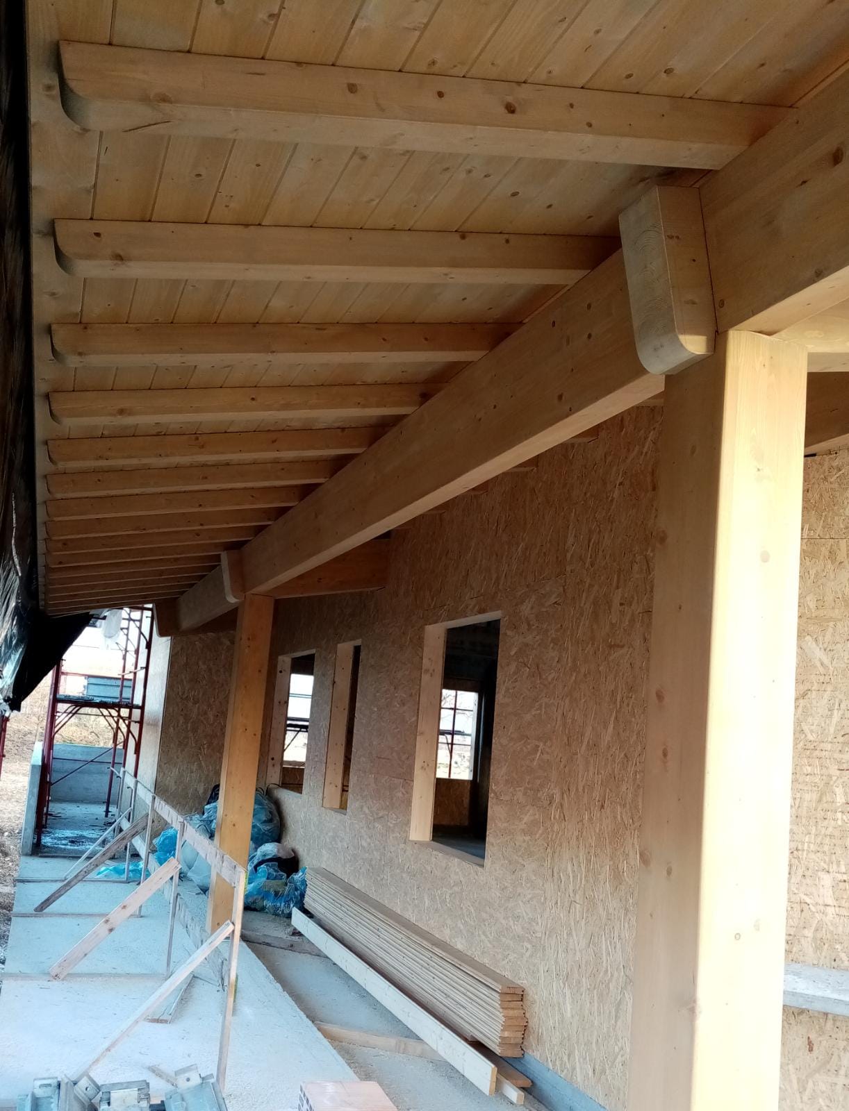 Un edificio in costruzione con soffitto in legno