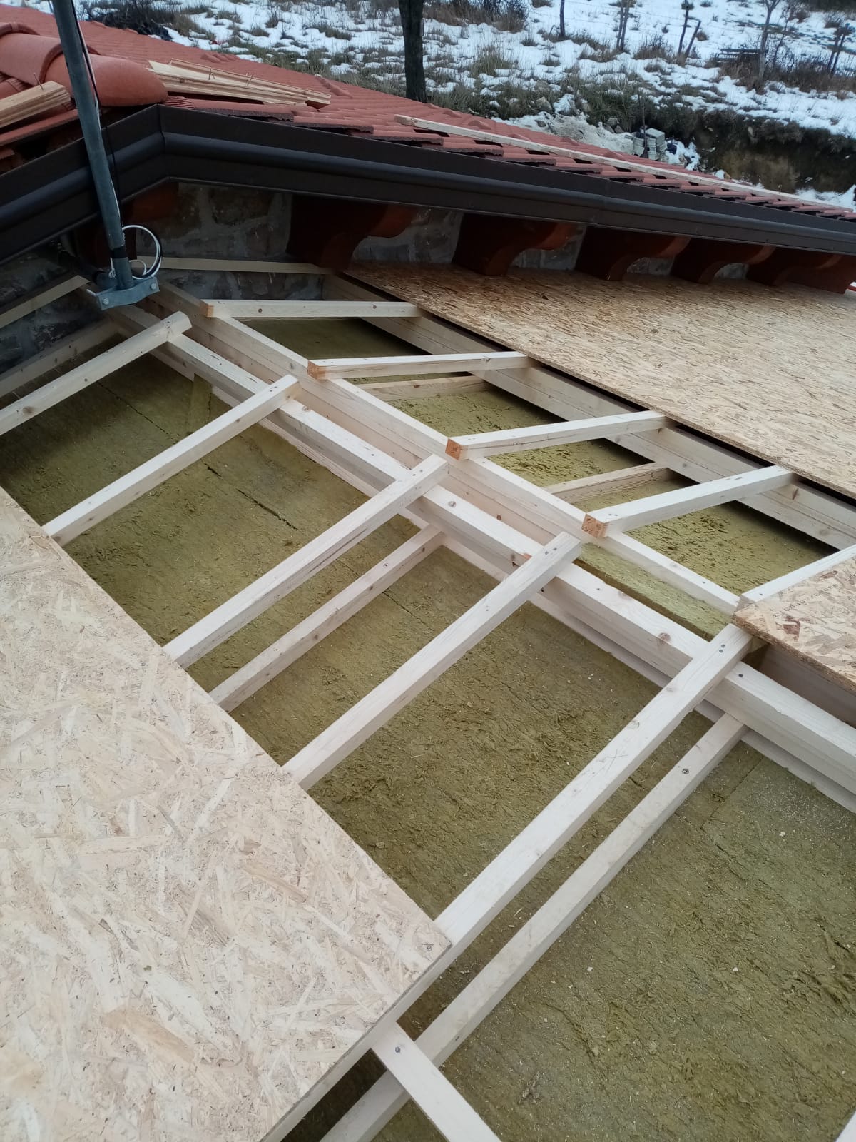 Si sta costruendo un tetto con travi in legno e isolamento