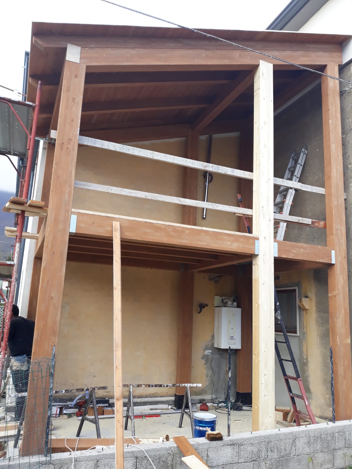 Una grande struttura di legno con una scala davanti