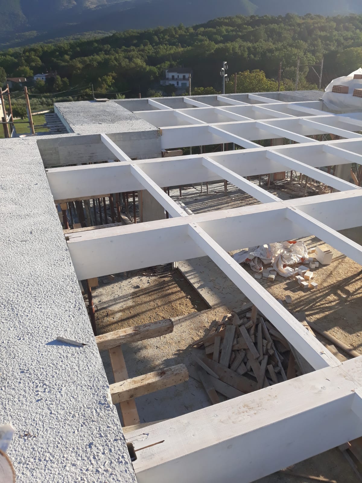 Un edificio in costruzione con molte travi bianche