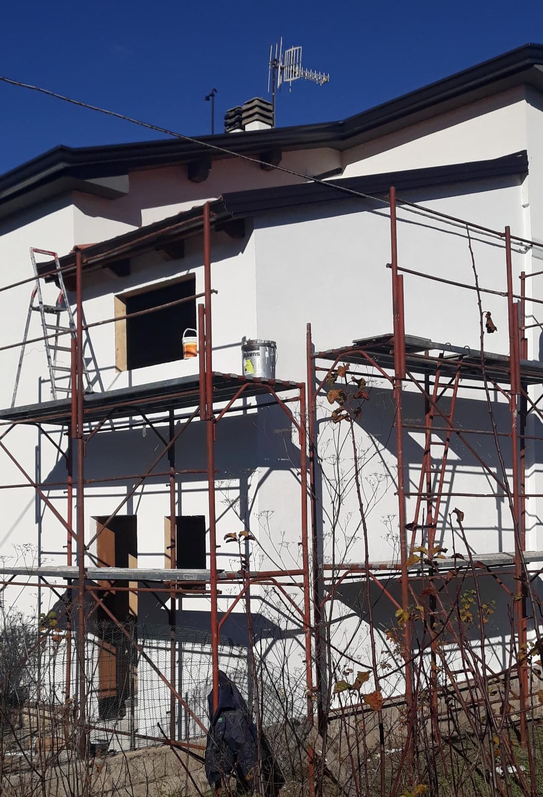 Un edificio in costruzione con impalcature attorno