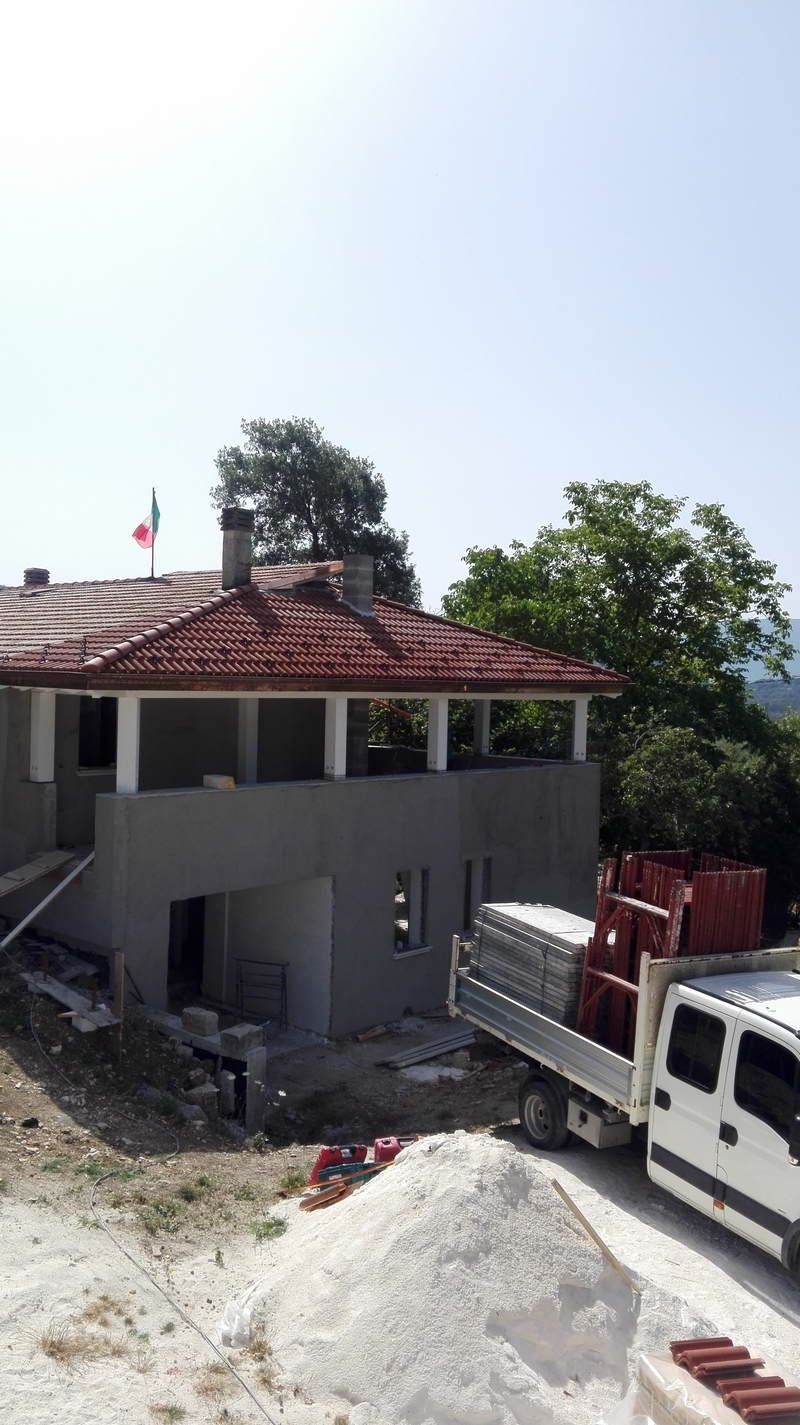 Un camion bianco è parcheggiato davanti a una casa in costruzione.