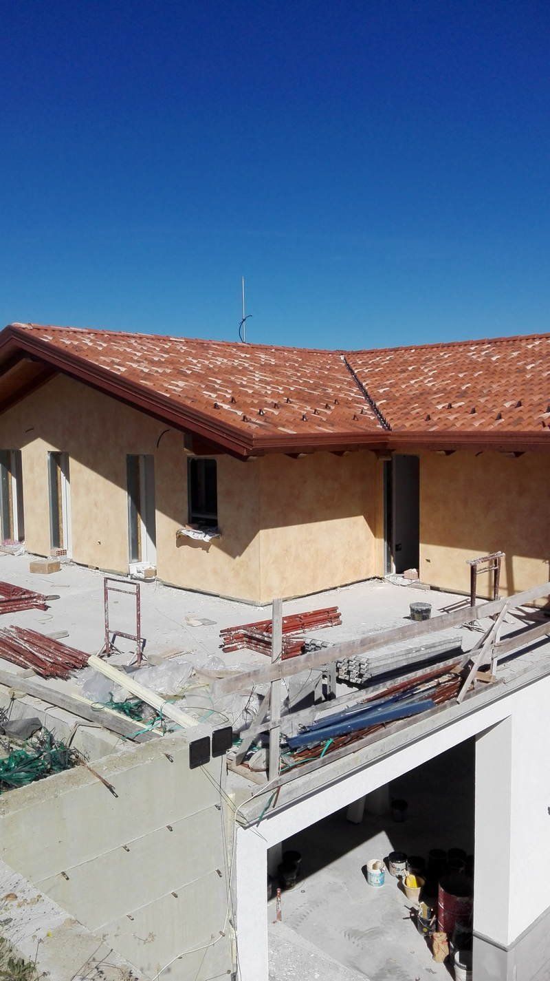 Si sta costruendo una casa con il tetto di tegole rosse.