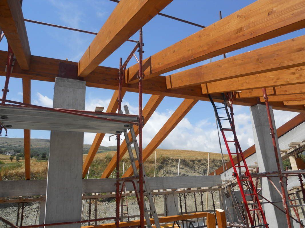 Un edificio in costruzione con travi di legno e impalcature