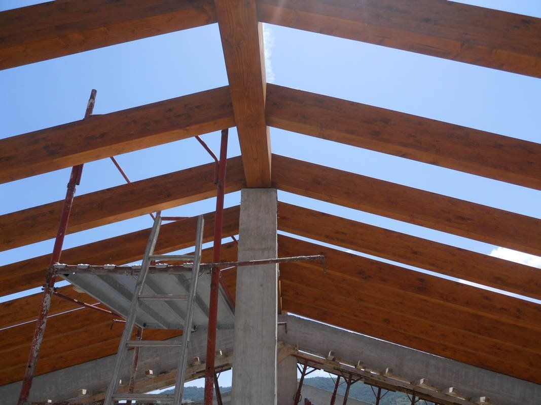 Il soffitto di un edificio è fatto di legno e cemento